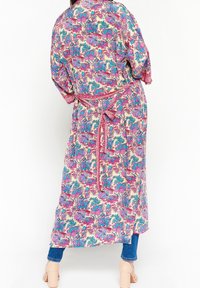 Robe florale en crème avec des motifs bleus et roses, longueur totale, taille ceinturée, manches décontractées, tissu lisse.