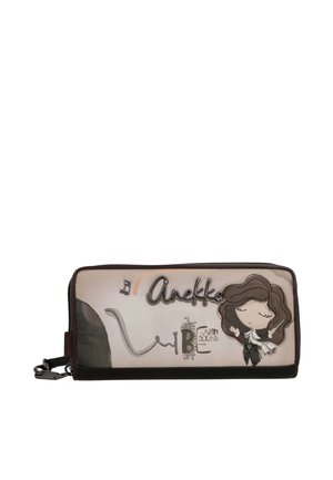 Portafoglio rettangolare con bordo marrone che presenta una donna dei cartoni animati, la parola "Anekke,", una nota musicale e il testo "Vibe with sound."