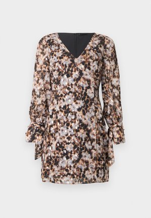 Vestido com estampa de leopardo em tons de castanho e creme, com decote em V, mangas compridas com laços e silhueta elegante. Textura do tecido suave.