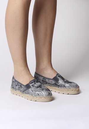Grå snake-skin mönster slip-on espadriller med en vävd jutesula, elastiska sidopaneler och strukturerad ovandel. Platt, avslappnad design.