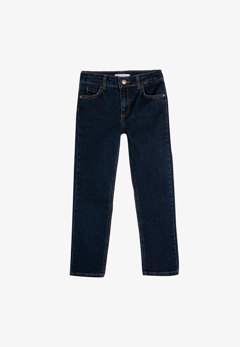 Jeans de mezclilla de color azul oscuro con corte ajustado. Las características incluyen un cierre de botones, bolsillos delanteros y traseros, y costuras en contraste de color naranja.