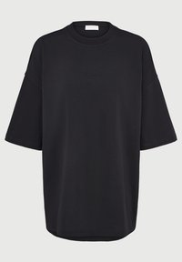 Sort oversized t-shirt lavet af blødt bomuld, med korte ærmer, rund hals og præget "LeGer" branding på forsiden.