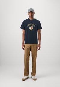 Tommy Jeans GOLD CREST TEE - Camiseta estampada - dark night navy