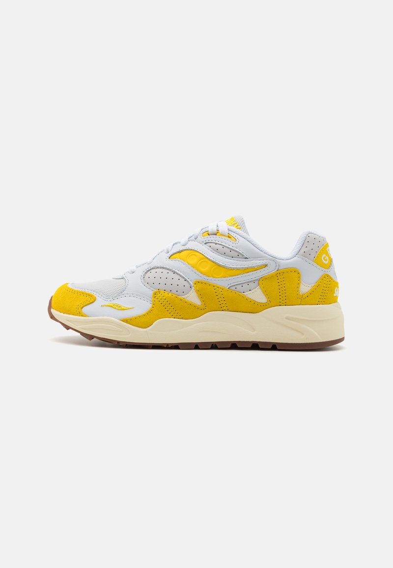 Graue und gelbe Sneaker mit einer Kombination aus Wildleder und Mesh, strukturiertem Design mit dicker Sohle sowie aufwendigen Nähten und Aussparungen.