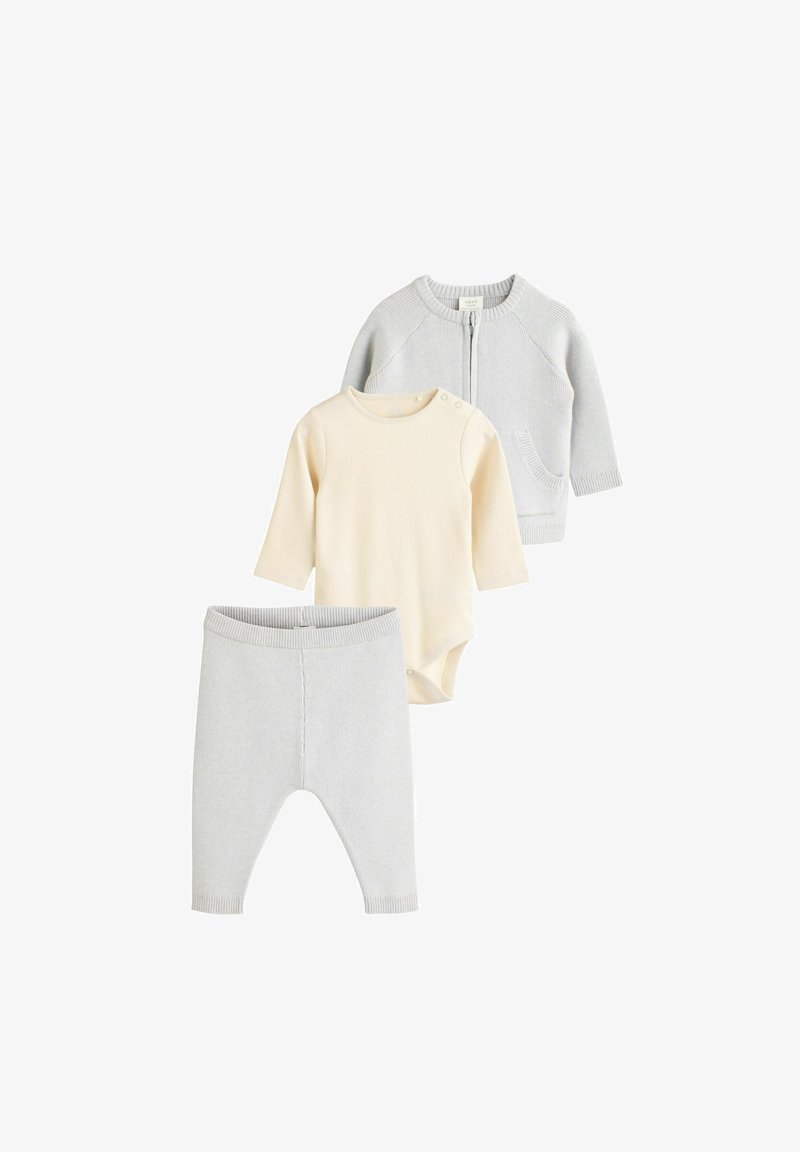 Trojdijelni dječji outfit koji se sastoji od svijetlosive zip-zatvarač kardigana, bež dugog rukava bodi s gumbom i odgovarajućih svijetlosivih pletenih hlača.