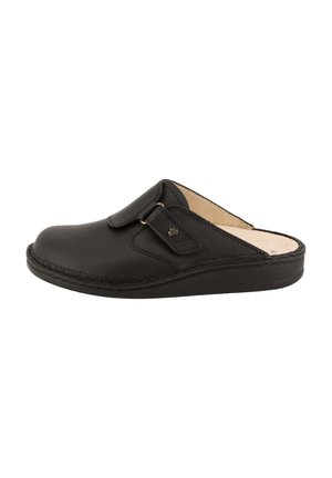 Zwarte lederen slip-on klomp met verstelbare band, afgeronde neus, gevoerde zool en beige voering voor comfort en ondersteuning.