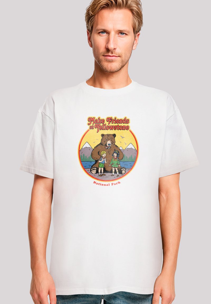 Weißes Baumwoll-T-Shirt mit einem bunten Grafikdruck eines Bären mit Kindern. Das runde Design enthält Text und Berge im Hintergrund.