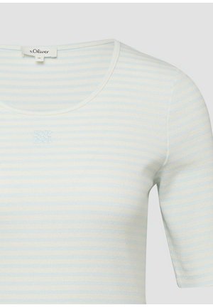 Biała koszula z krótkim rękawem z jasnoniebieskimi poziomymi paskami, okrągłym dekoltem i małym wyszywanym logo na środku klatki piersiowej.