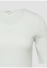 Chemise blanche à manches courtes avec des rayures horizontales bleu clair, encolure ronde et petit logo brodé au centre de la poitrine.