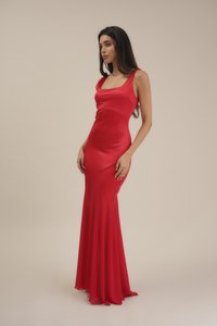 Robe de soirée en satin rouge avec un corsage ajusté, décolleté carré et ourlet évasé, présentant une texture lisse et une silhouette élégante.