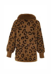 Hnědá fleecová bunda s leopardím vzorem, vybavená kožíškovým límcem, dlouhými rukávy a jemnou texturou. Chladný a uvolněný střih.