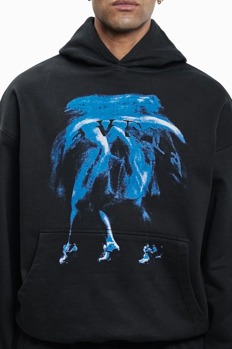 Sudadera negra con un estampado gráfico azul de un skull y figuras abstractas. Hecha de una tela de textura suave, incluye un bolsillo frontal.