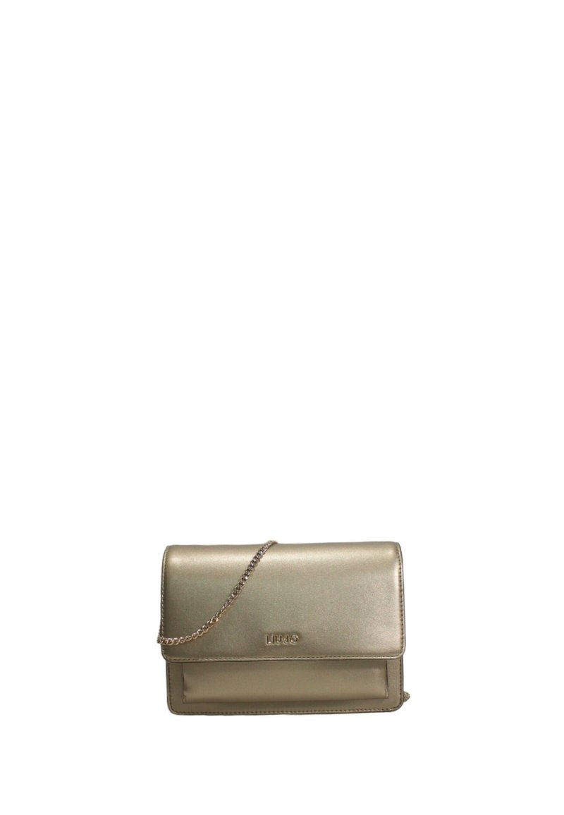 Borsa a pochette metallica dorata con una superficie liscia, chiusura a pattina, tracolla a catena e logo frontale. Forma rettangolare compatta.