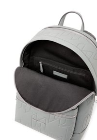 KARL LAGERFELD Hátizsák - mirage grey