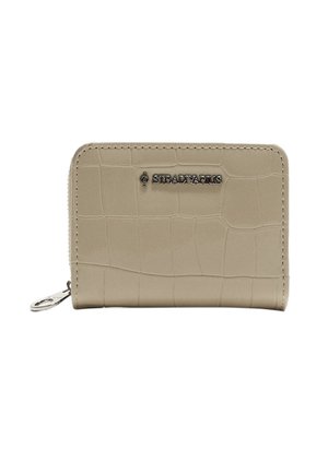 Portefeuille beige en relief crocodile avec une fermeture éclair, mettant en avant un logo argenté et des accents de couture. Texture lisse avec une forme rectangulaire compacte.