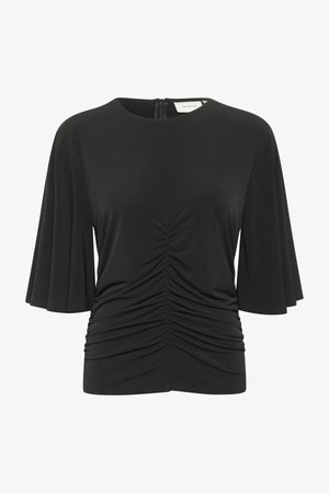 Fekete, rugalmas anyagból készült felső, rövid, fodros ujjal, kerek nyakkivágással és gyűrött részletekkel elöl és oldalakon.