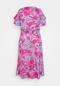 Květinové šaty s růžovým a akvamarínovým vzorem, krátké volánkové rukávy, elastický pas a splývavý spodní lem. Vyrobeny z lehkého materiálu.