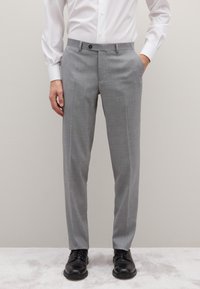 Grijze op maat gemaakte broek van geweven stof, met een rechte pijp, zijzakken en een knoopsluiting in de taille.