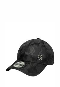 Schwarze Camouflage-Cap mit flachem Schirm, aus glattem Stoff gefertigt. Verfügt über ein gesticktes Logo auf der Vorderseite und einen verstellbaren Riemen auf der Rückseite.