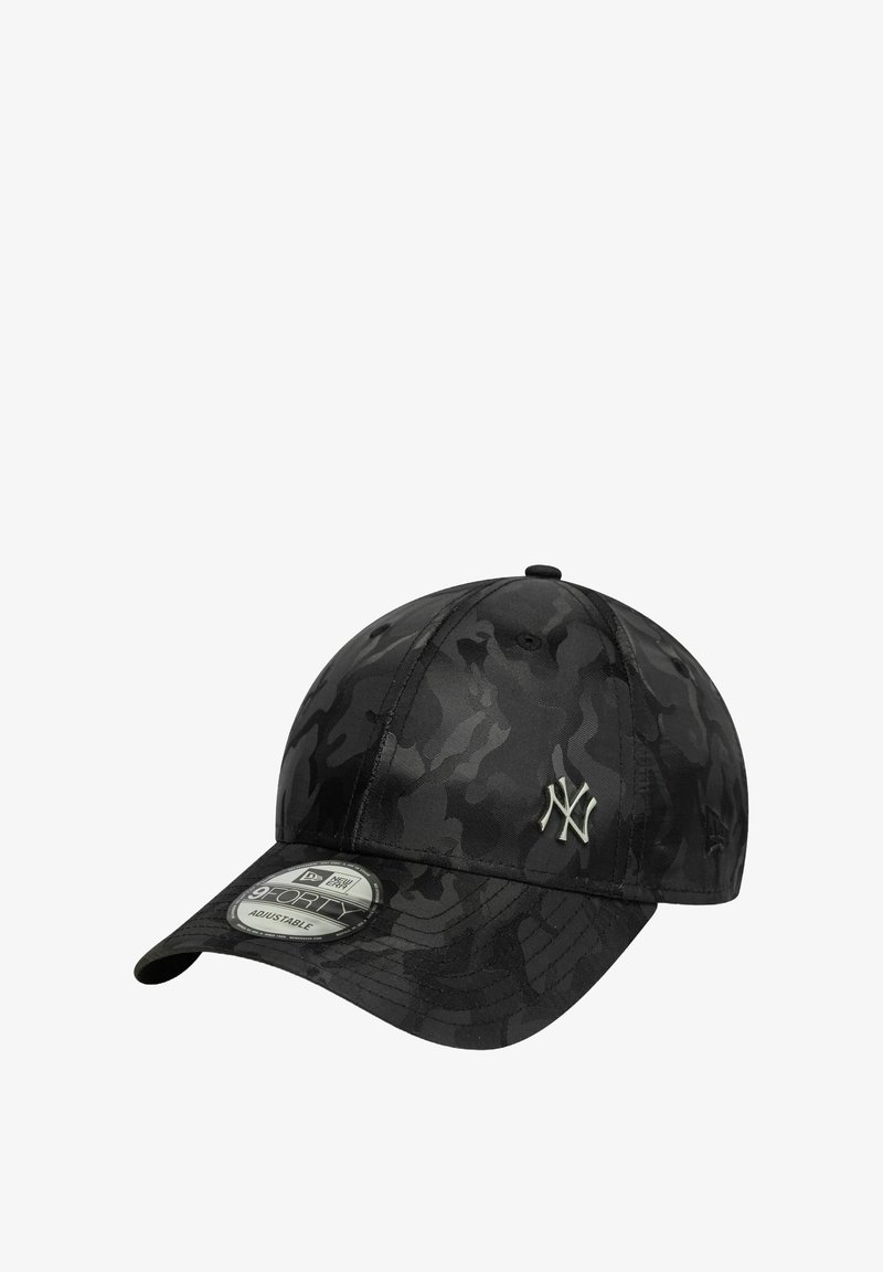 Gorra de camuflaje negra con visera plana, hecha de tela suave. Presenta un logo bordado en la parte delantera y una correa trasera ajustable.