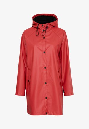 Rød, vandtæt regnjakke med hætte, sort snor, trykknapper og sidelommer; glat tekstur og let oversized design.