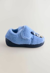 Chaussons bleu douillets avec une forme arrondie, une texture douce, une semelle bleu marine et des yeux et des accents brodés sur le devant.