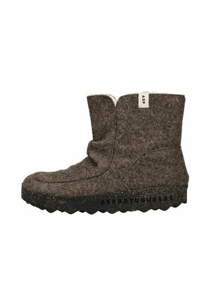 Hnědá kotníková bota z filcu s černou podrážkou s fleky a zubatým vzorem, s malou textilní štítkem a prošíváním.