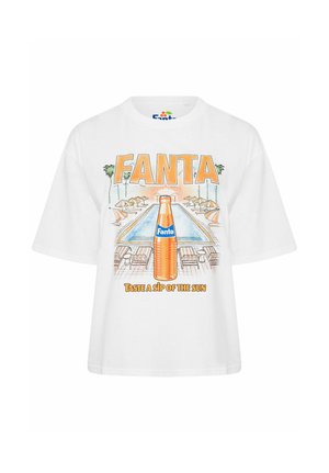 Weißes T-Shirt mit einer Grafik einer Fanta-Flasche vor einem Pool, Liegestühlen und Palmen, mit dem Text "Genieße einen Schluck Sonne."