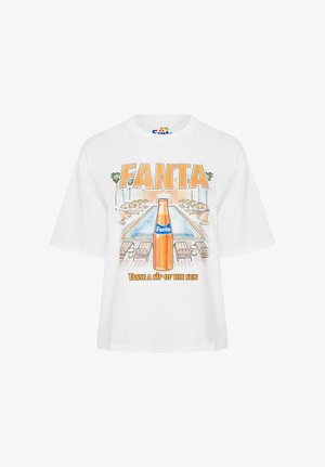 Weißes T-Shirt mit einer Grafik einer Fanta-Flasche vor einem Pool, Liegestühlen und Palmen, mit dem Text "Genieße einen Schluck Sonne."