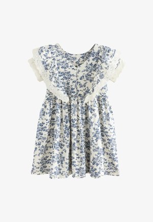 Vestido blanco para bebé con estampado floral azul, mangas con volantes adornados con encaje y falda fruncida.