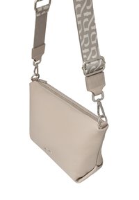 Béžová kožená crossbody taška so zipsovým uzáverom, s nastaviteľným popruhom s vzorom a akcentmi z kovu. Textúrovaný povrch.