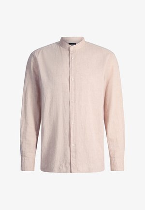 Jasnoróżowa lniana koszula z długim rękawem, stójką i zapięciem na guziki z przodu.