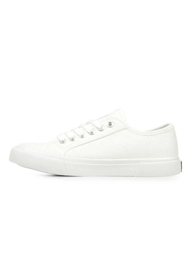 Des baskets blanches en toile présentent un bout arrondi, six œillets métalliques et une semelle en caoutchouc texturé. Design minimaliste, adapté à une tenue décontractée.