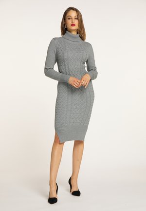 Rochie tricotată gri cu guler înalt, având un model texturat de cablu, silueta ajustată, lungime până la genunchi și slituri laterale la tiv.