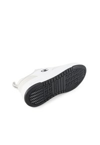Białe sneakersy z szarymi akcentami, cholewka z tkaniny i gumowa podeszwa z teksturowanym wzorem oraz logo po boku i na pięcie.