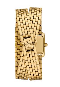 Reloj de tono dorado con una esfera cuadrada. Presenta una correa de metal trenzado con un acabado texturizado y un emblema en el broche.