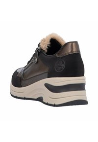 Chaussure noire et métallique avec un talon compensé, dotée d'un col en fausse fourrure, d'une fermeture éclair et d'une semelle en caoutchouc texturée. Matériaux lisses et en suède.