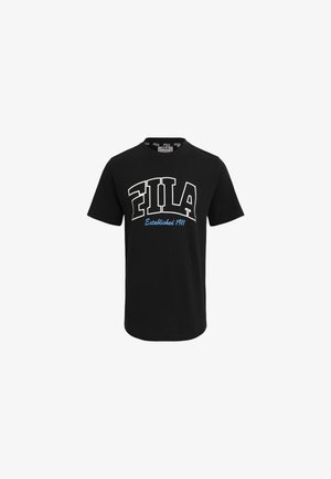 Camiseta de algodón negra con un audaz logo blanco de "FILA" con acentos azules y el texto "Established 1911" en un diseño moderno y curvado.