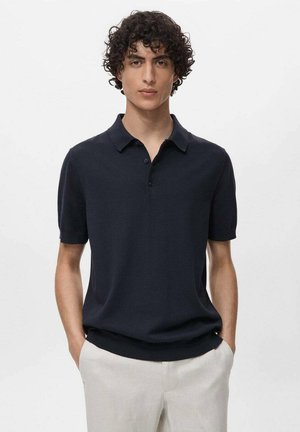 Cămașă polo bleumarin, cu mâneci scurte, guler și margine ribbate, plachetă cu trei nasturi, material tricotat ușor, textură netedă.