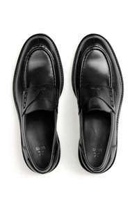 Zwarte leren loafers met een gladde afwerking, voorzien van een gestikt ontwerp, een brede band over de wreef en subtiele logo-details aan de binnenkant.