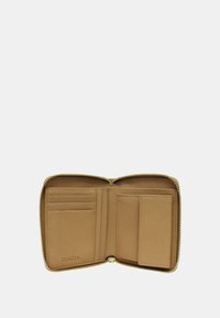 Portafoglio in pelle color tan con chiusura a zip, dotato di più scomparti per carte e una texture liscia. Logo "BIASIA" impresso all'interno.