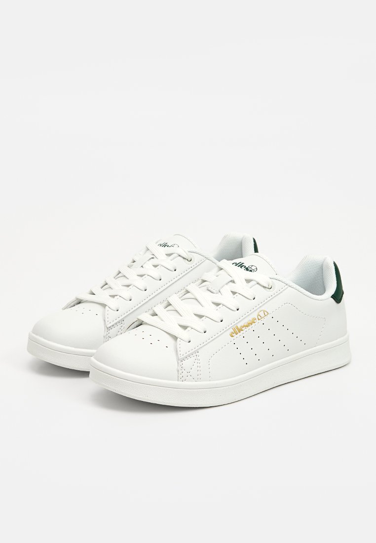 Baskets en cuir blanc avec des accents verts sur le talon, bout rond, semelle plate et détails perforés sur les côtés. Marquage doré sur le côté.