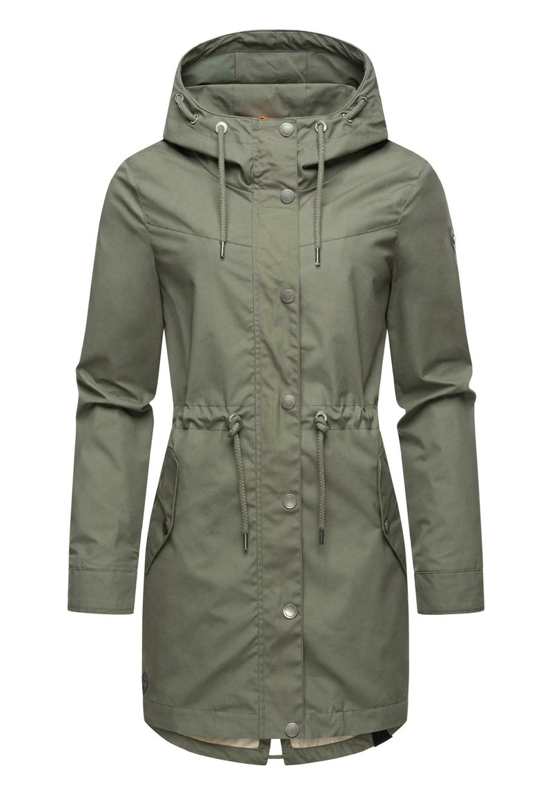 Manteau imperméable vert olive avec capuche, cordons ajustables, boutons-pression, deux poches latérales et un ourlet légèrement arrondi.