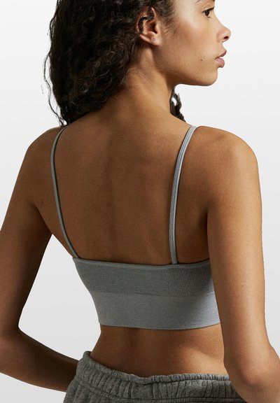 Szary, prążkowany biustonosz typu bralette z cienkimi ramiączkami, wykonany z teksturowanej tkaniny o prostym kroju, sięgający tuż nad talię.