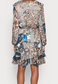 Robe courte multicolore présentant un imprimé léopard, des motifs floraux et des dessins cachemire. Manches longues et ourlet à volants avec une taille cintrée.