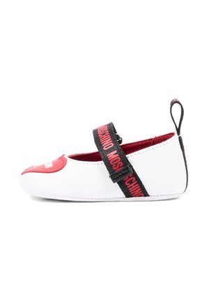 Chaussure bébé blanche avec détail cœur rouge sur l'orteil, sangle noire avec texte rouge "Moschino" et boucle noire au talon.