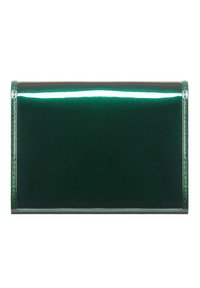 Portefeuille en cuir verni vert, forme rectangulaire, finition brillante, avec des coutures discrètes le long des bords et sans matériel ou motifs visibles.
