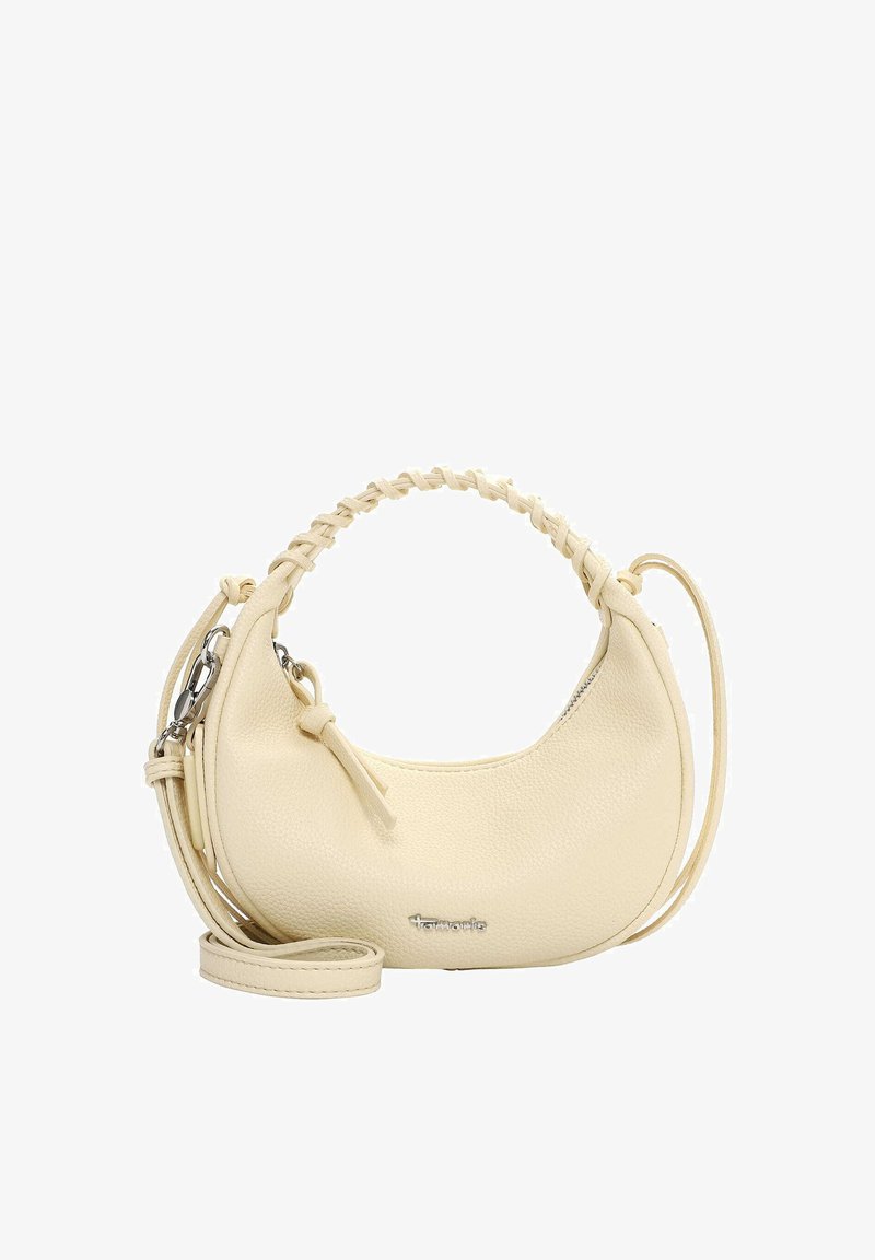 Petit sac à main en forme de croissant de couleur crème, avec une anse tressée, une longue bandoulière amovible et une fermeture éclair.