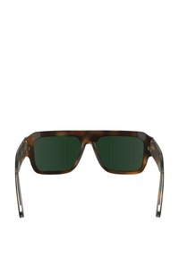 Occhiali da sole tartaruga marrone con lenti verde scuro. Forma quadrata con una montatura spessa e bracci trasparenti con un sottile dettaglio di marca.