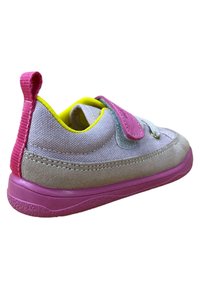Zapatillas infantiles con parte superior de lona gris, acentos en rosa, forro amarillo y una correa de velcro. Suela texturizada en rosa a juego.